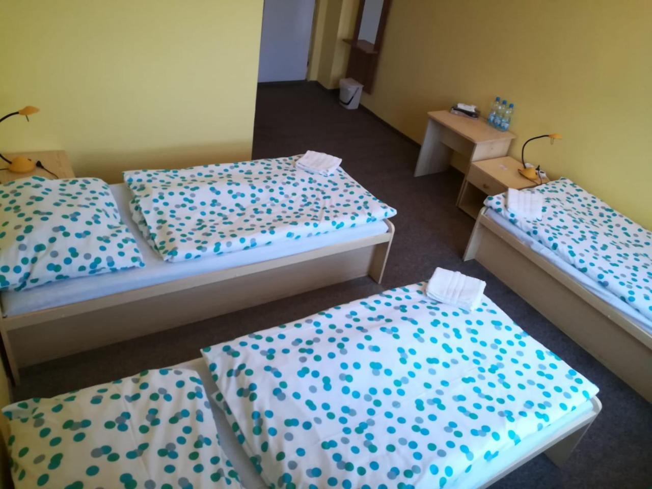 Hotel Modra Hvezda Sadska Экстерьер фото